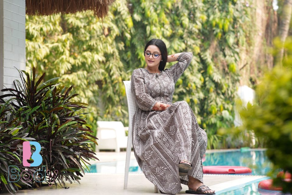 ইফতারে ভাজাপোড়া এড়িয়ে চলেন পরীমনি