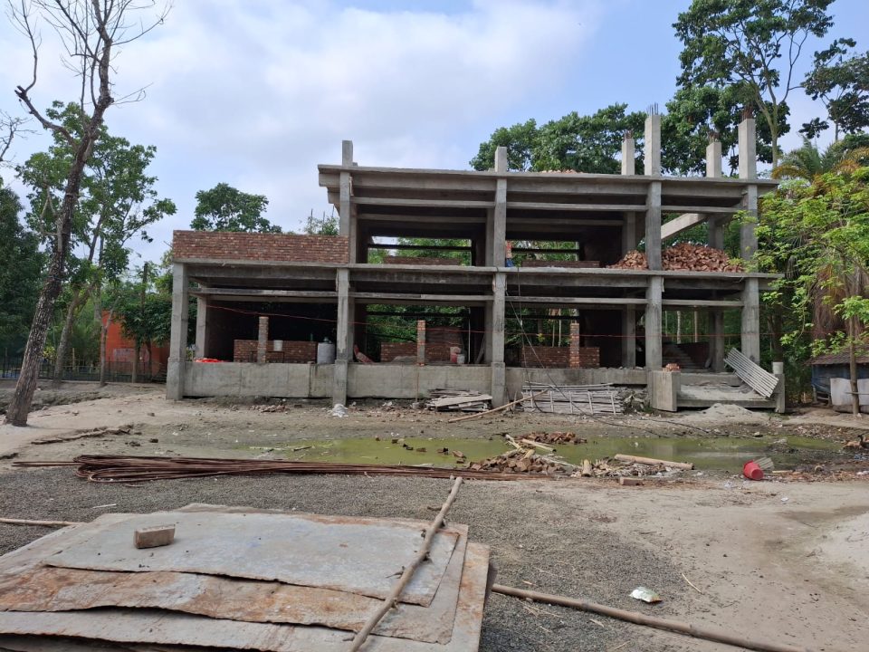 প্রাথমিক স্কুলের ভবন নির্মাণে ধীরগতি, জেলা প্রশাসকের কাছে আবেদন