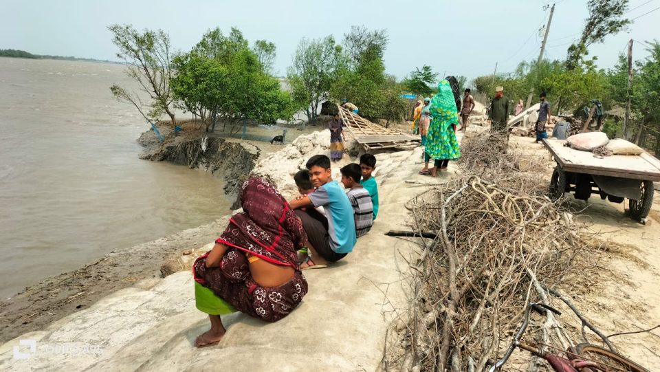সাতক্ষীরার আশাশুনিতে পাউবোর বাঁধে ভয়াবহ ভাঙন