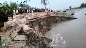 সাতক্ষীরার আশাশুনিতে পাউবোর বাঁধে ভয়াবহ ভাঙন
