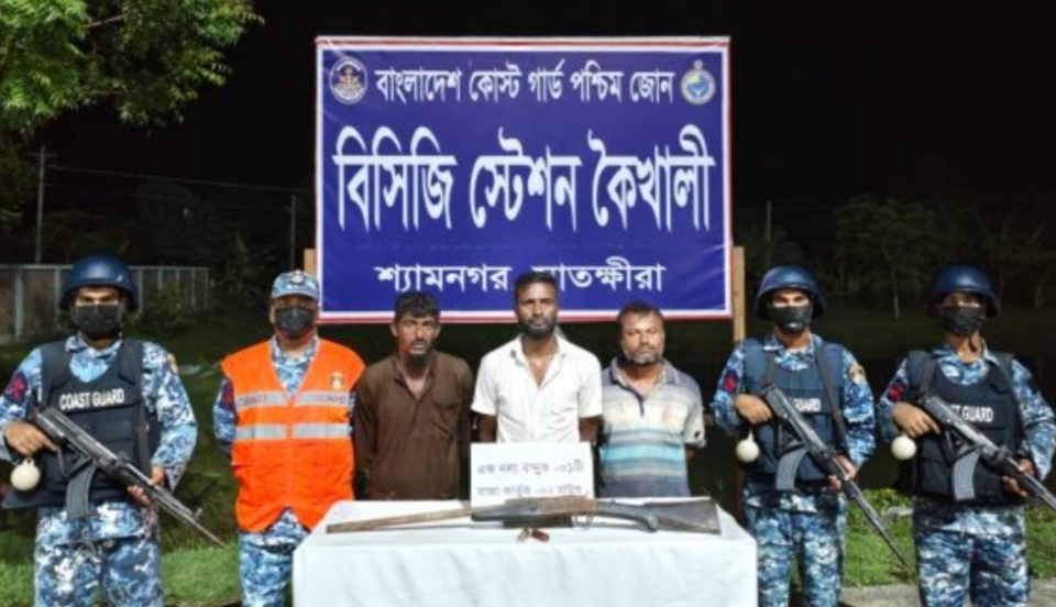 সুন্দরবনের কুখ্যাত জোনাব ডাকাত বাহিনীর তিন সদস্যকে আটক
