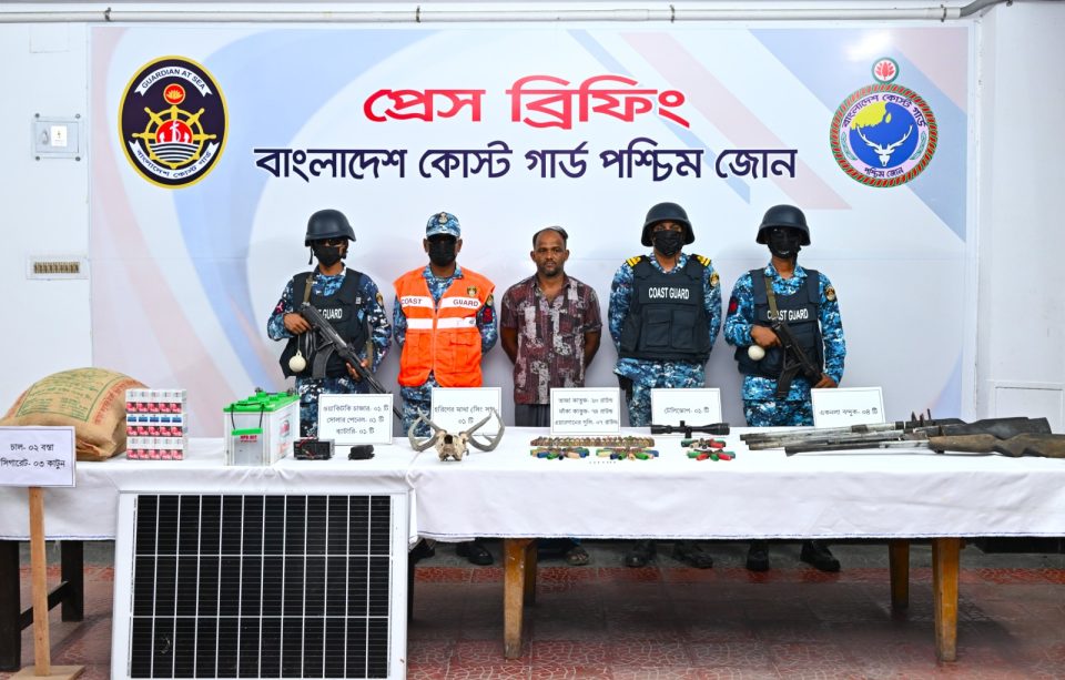 সুন্দরবনে অভিযান, অস্ত্র-গুলিসহ আটক করিম শরীফ বাহিনীর সদস্য