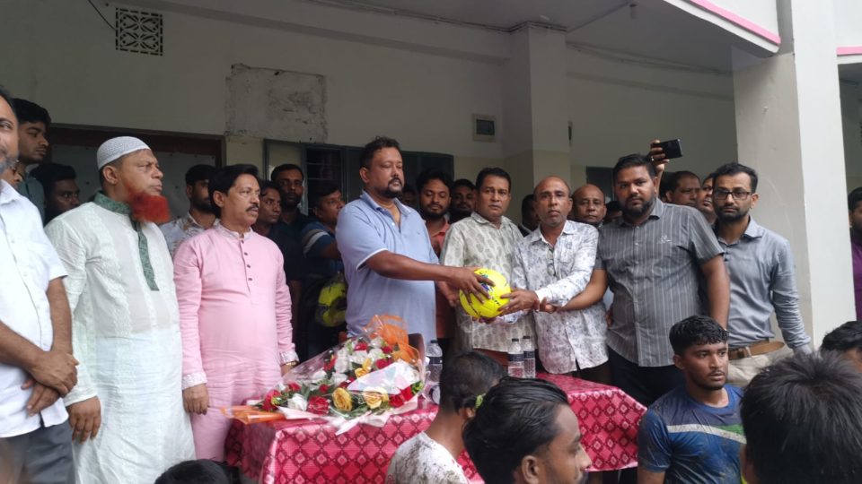 লালমোহনে খেলোয়াড়দের মাঝে ফুটবল বিতরণ