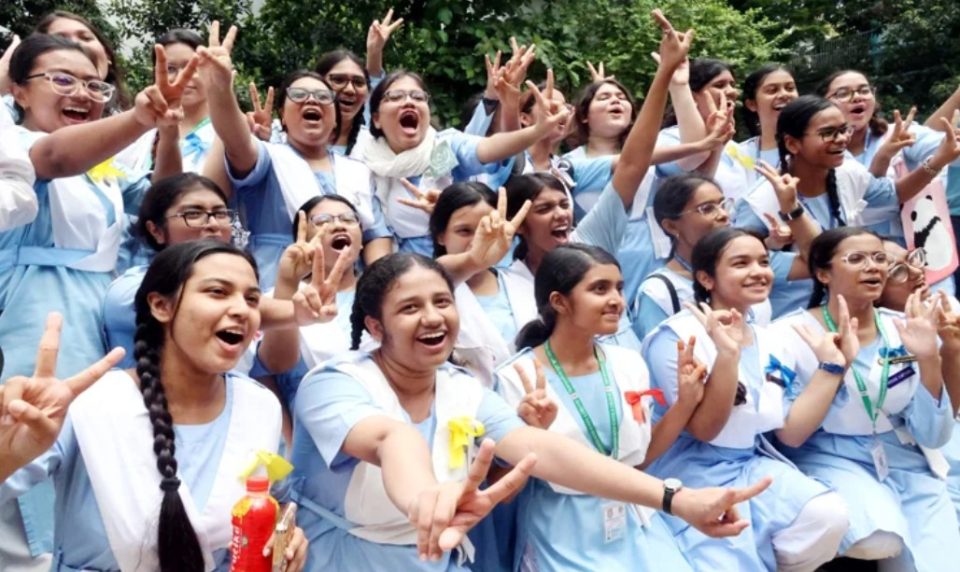 চলতি বছরের মাধ্যমিক স্কুল সার্টিফিকেট (এসএসসি) ও সমমানের পরীক্ষার ফলাফল প্রকাশ করা হয়েছে। এ বছর ১১টি শিক্ষা বোর্ডে গড় পাসের হার ৬২ দশমিক ২৫ শতাংশ। জিপিএ-৫ পেয়েছে ১ লাখ ১৬ হাজার ৬৭৬ জন।