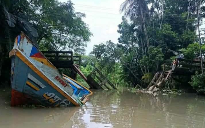জাহাজের ধাক্কায় ব্রিজ ভেঙে ৩ উপজেলায় যোগাযোগ বন্ধ