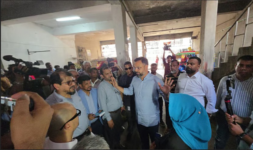 স্টেডিয়ামের গ্যালারিতে অটোরিকশার দোকান, বরাদ্দ বাতিলের নির্দেশ