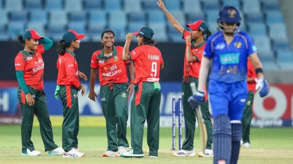 ব্যাট হাতে ব্যর্থতা থাকলেও বল হাতে দুর্দান্ত পারফরম্যান্স দেখিয়ে নারী এশিয়া কাপের সেমিফাইনাল নিশ্চিত করেছে বাংলাদেশ।