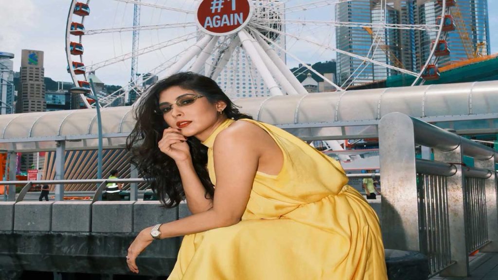 হংকংয়ে হলুদ গাউনে মেহজাবীন, ‘হলুদ পরী’ বলছেন ভক্তরা