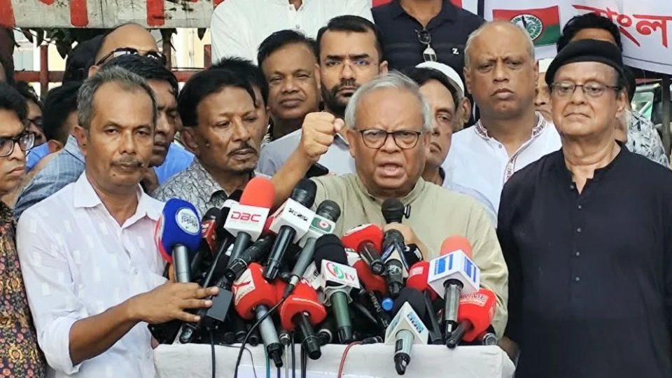 হাসিনাকে ফেরত না দিয়ে ভারত চক্রান্ত করছে