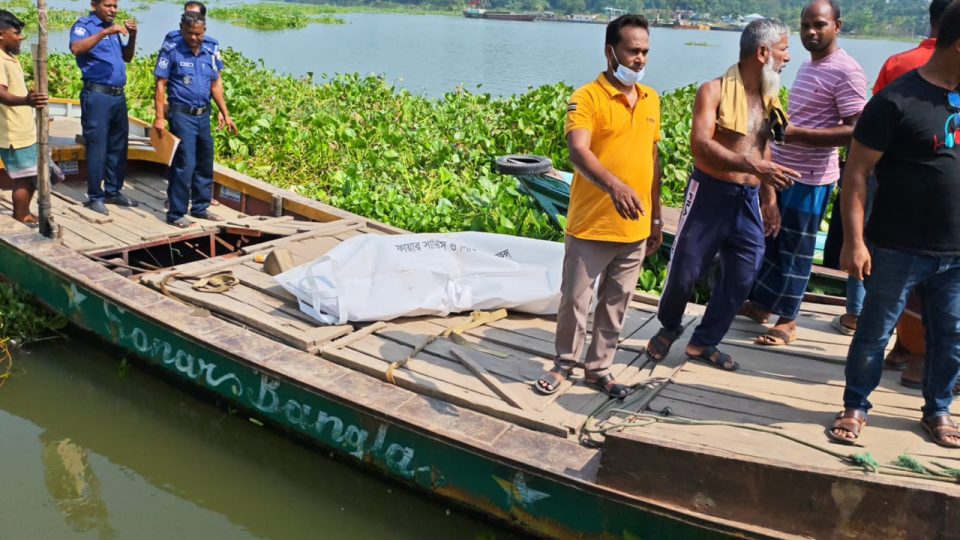 ট্রলারডুবিতে মেয়ের পর প্রাণ গেল মায়ের, ৩ দিন পর মরদেহ উদ্ধার