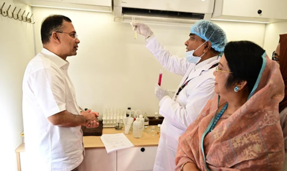নিরাপদ খাদ্য পরীক্ষার ভ্রাম্যমাণ ল্যাব পরিদর্শন করলেন প্রধানমন্ত্রী
