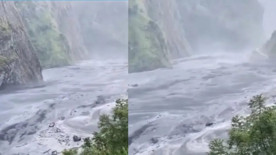 নেপালে আকস্মিক বন্যায় ভেসে গেল বাড়িঘর, নদীতীরে সতর্কতা