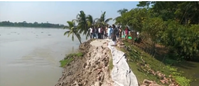 পানগুছির ভাঙনে বিলীন বসতভিটা, আতঙ্কে মোরেলগঞ্জবাসী