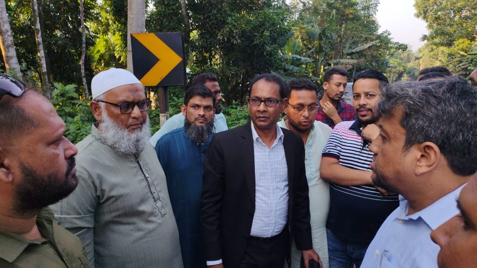 পিরোজপুর পৌরসভার অনুন্নত সড়ক পরিদর্শনে স্থানীয় সরকার বিভাগের যুগ্ম সচিব
