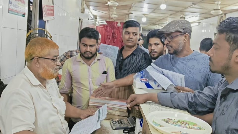 পিরোজপুরে জ্বালানি সংকট নিয়ে স্বেচ্ছাসেবক দলের লিফলেট বিতরণ