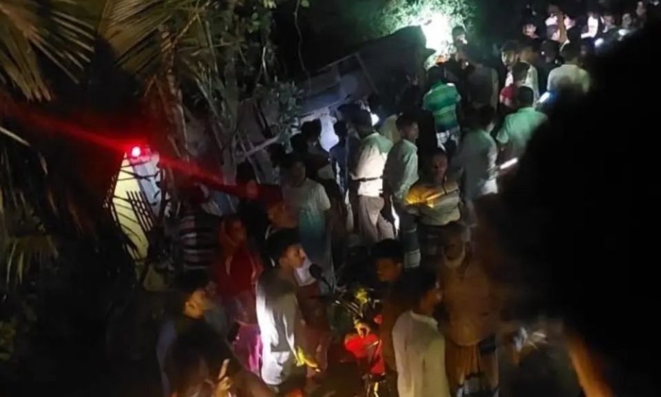 পাটকেলঘাটায় লংমার্চ ফেরত বাস দুর্ঘটনা